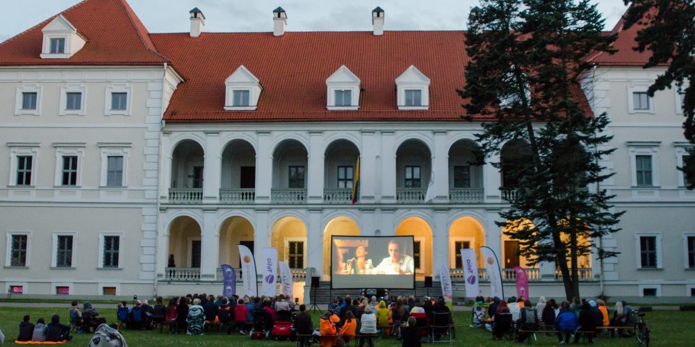 Šiemet 14 tūkst. kilometrų nuvažiavęs „Kino karavanas“ pristato vaizdo klipą