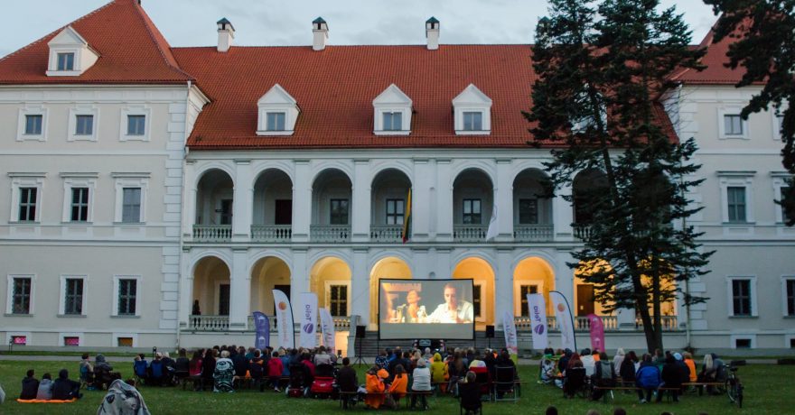 Šiemet 14 tūkst. kilometrų nuvažiavęs „Kino karavanas“ pristato vaizdo klipą