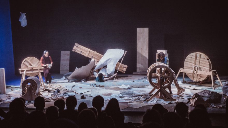 Barokinio teatro triukšmų mašinų performansas „Blogi orai“